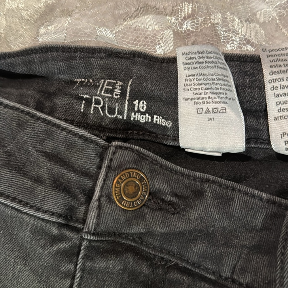 377. Time and Tru Black Ankle Cropped Jeans Size 16 - Picture 5 of 8